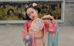 美女扒开尿口让男生添动态图